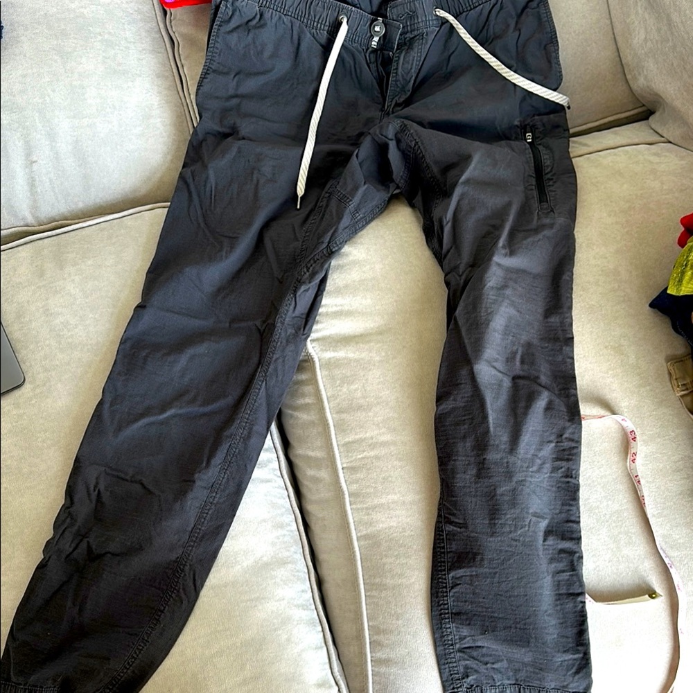 Vuori Men's Black Joggers